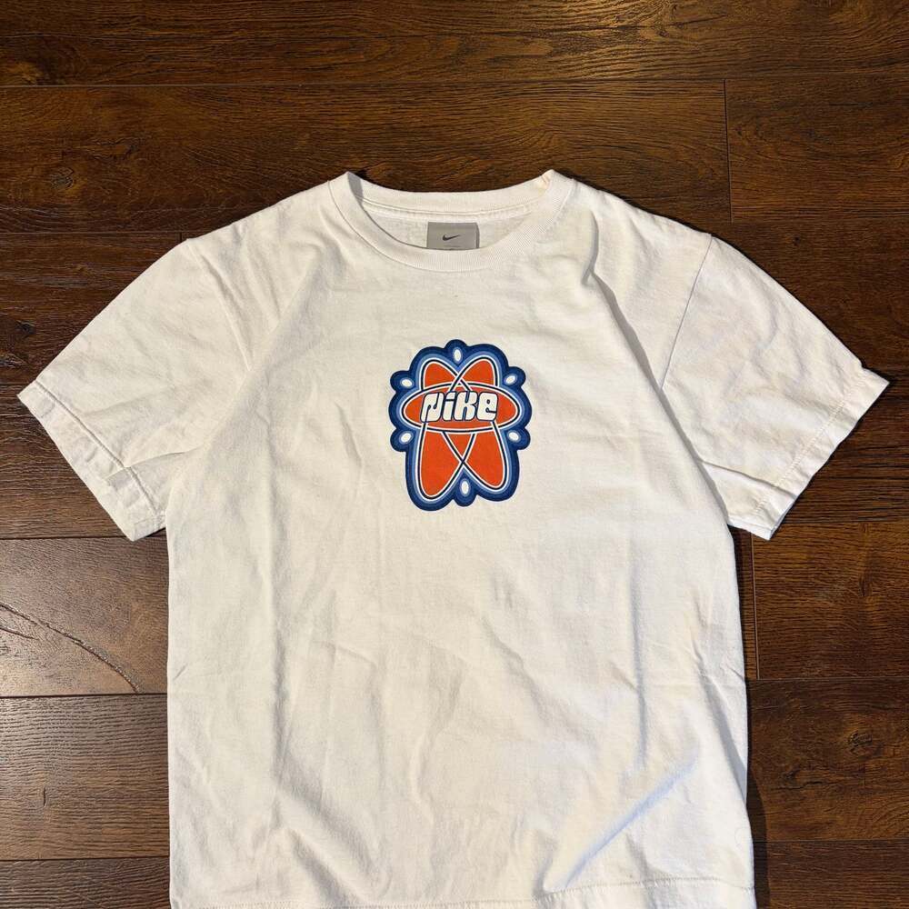 Nike Graphic White T-Shirt Atom Logo Short Sleeve Size M
